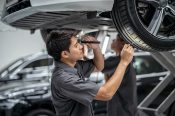 Mechanic inspects a car for possible product liability.