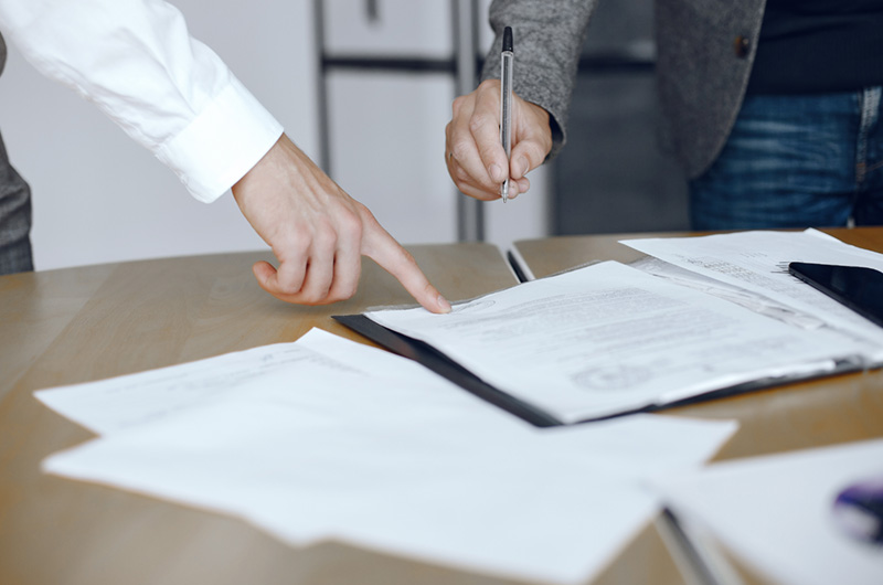 Lawyer pressuring client to sign a document.